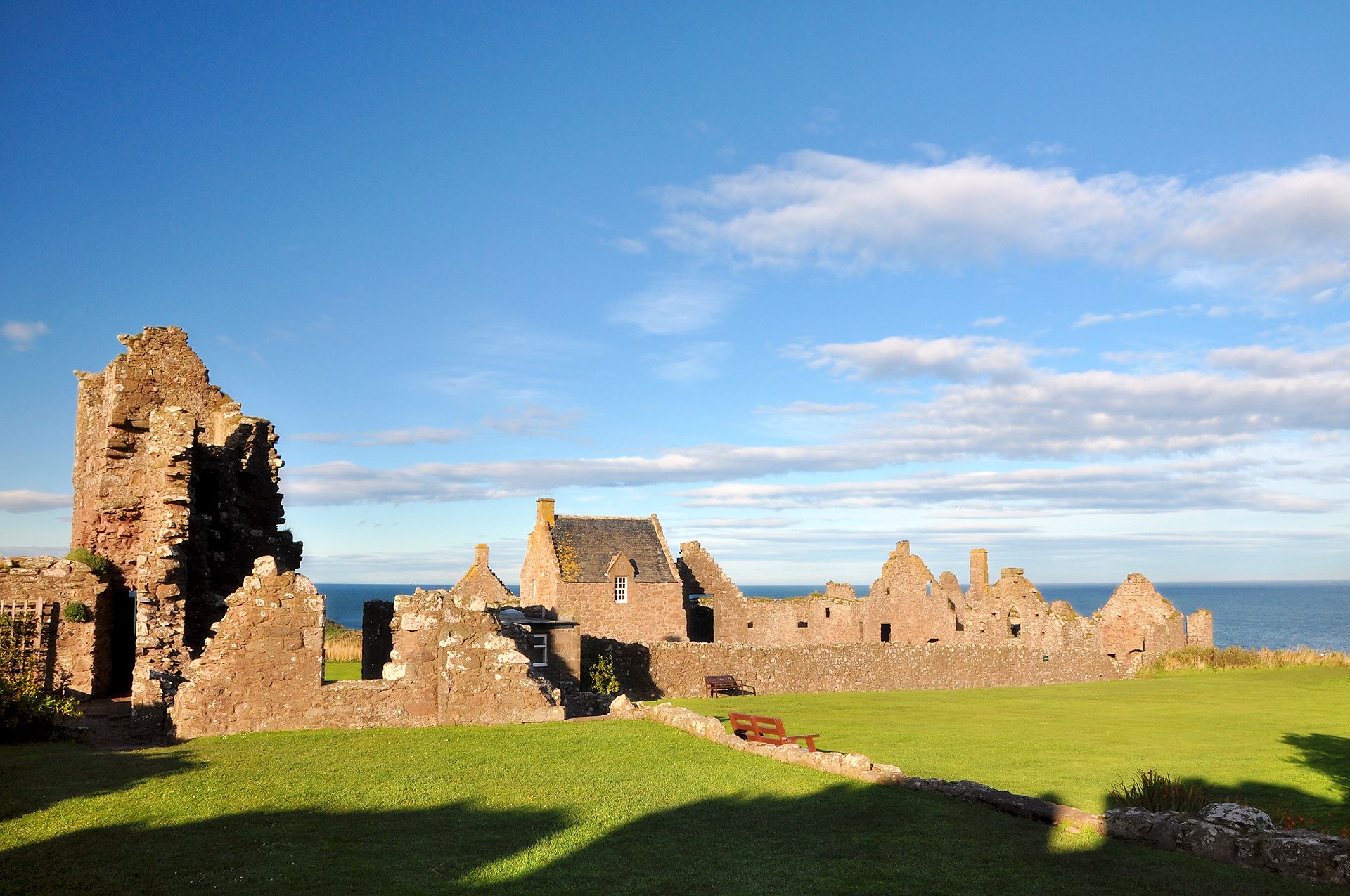 Dunnottar Castle, Stonehaven (Photo license: CC BY-SA 2.0)